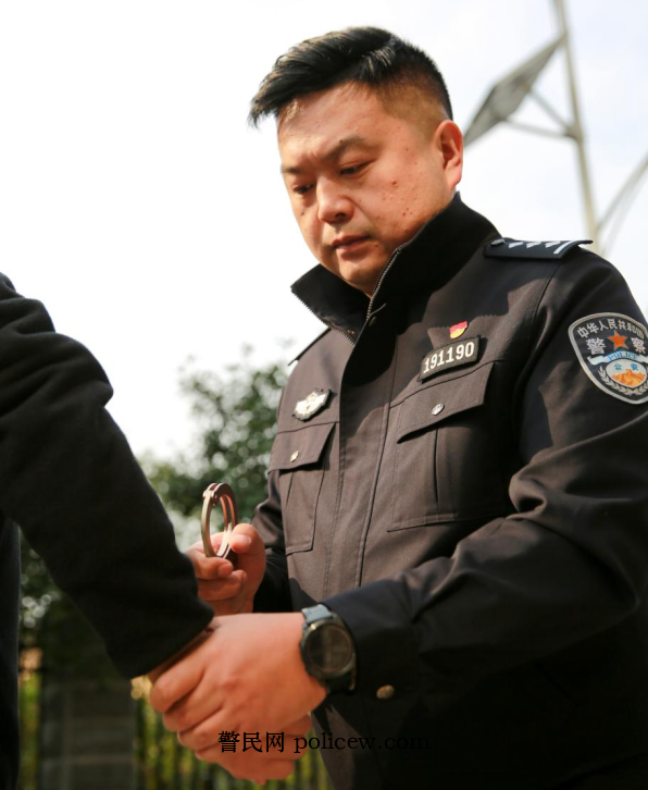 这位从ICU挺过来的刑警,在基层扎下“平安篱笆”——记宁乡市公安局民警舒展 这位从ICU挺过来的刑警,在基层扎下“平安篱笆”——记宁乡市公安局民警舒展