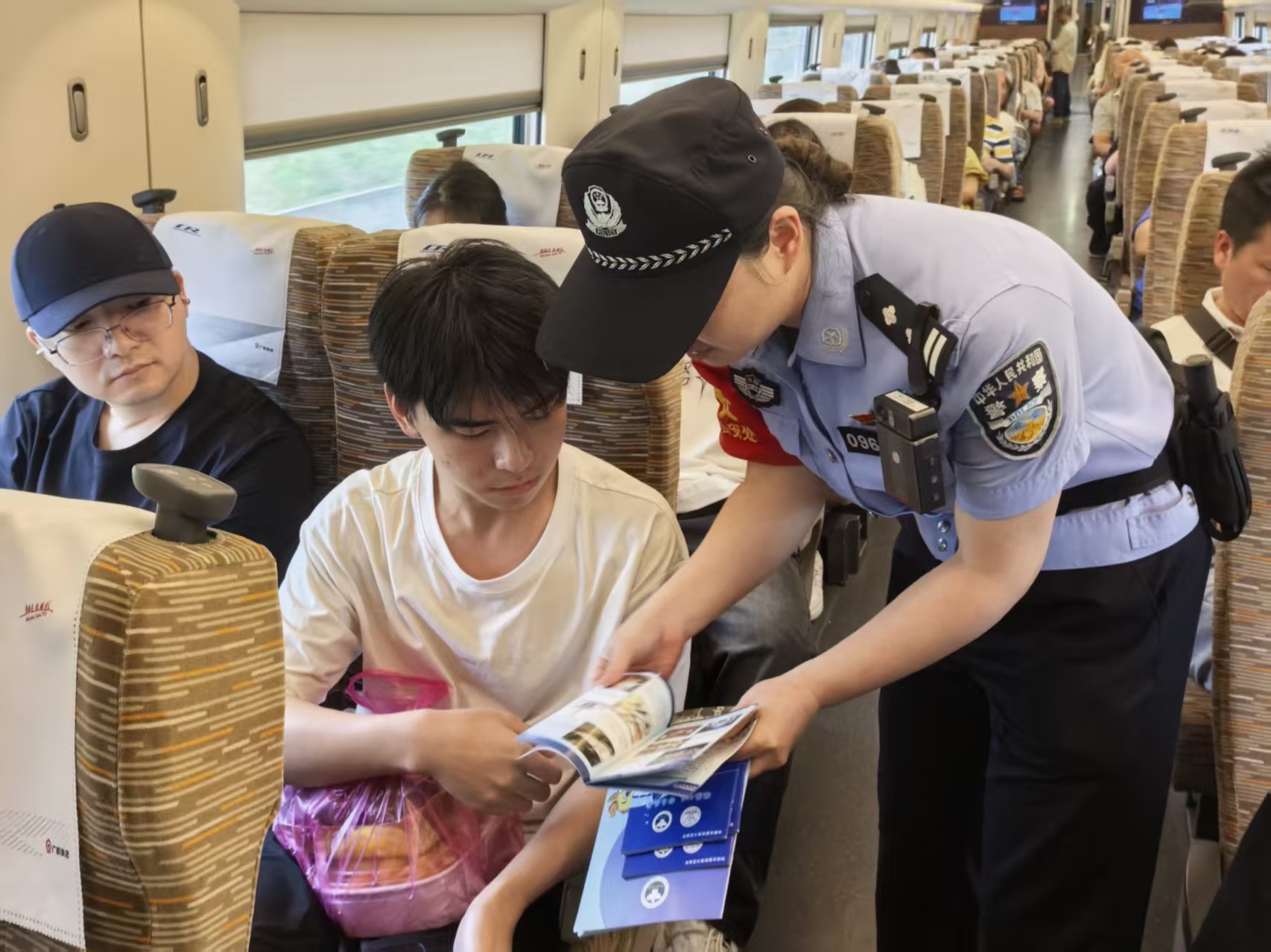 深耕车厢宣传阵地 筑牢铁路禁毒屏障