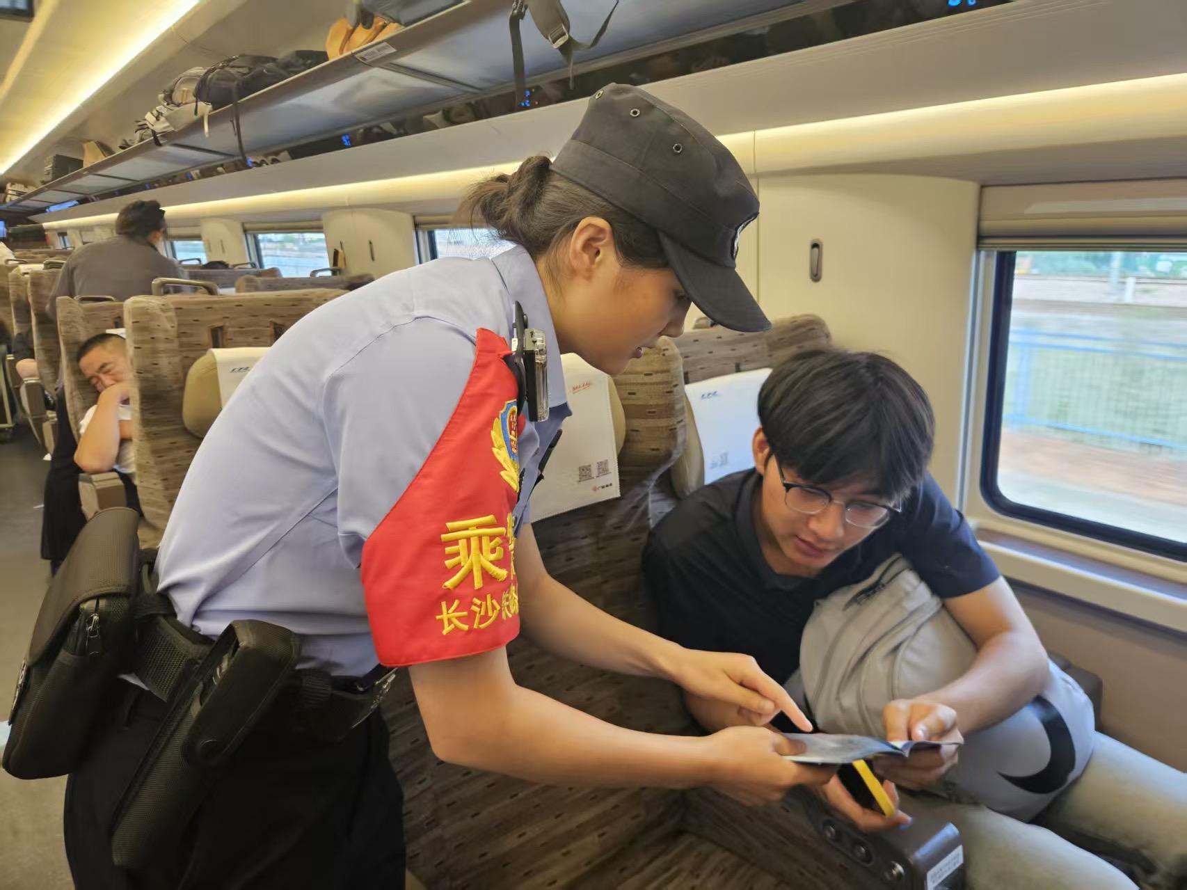 深耕车厢宣传阵地 筑牢铁路禁毒屏障