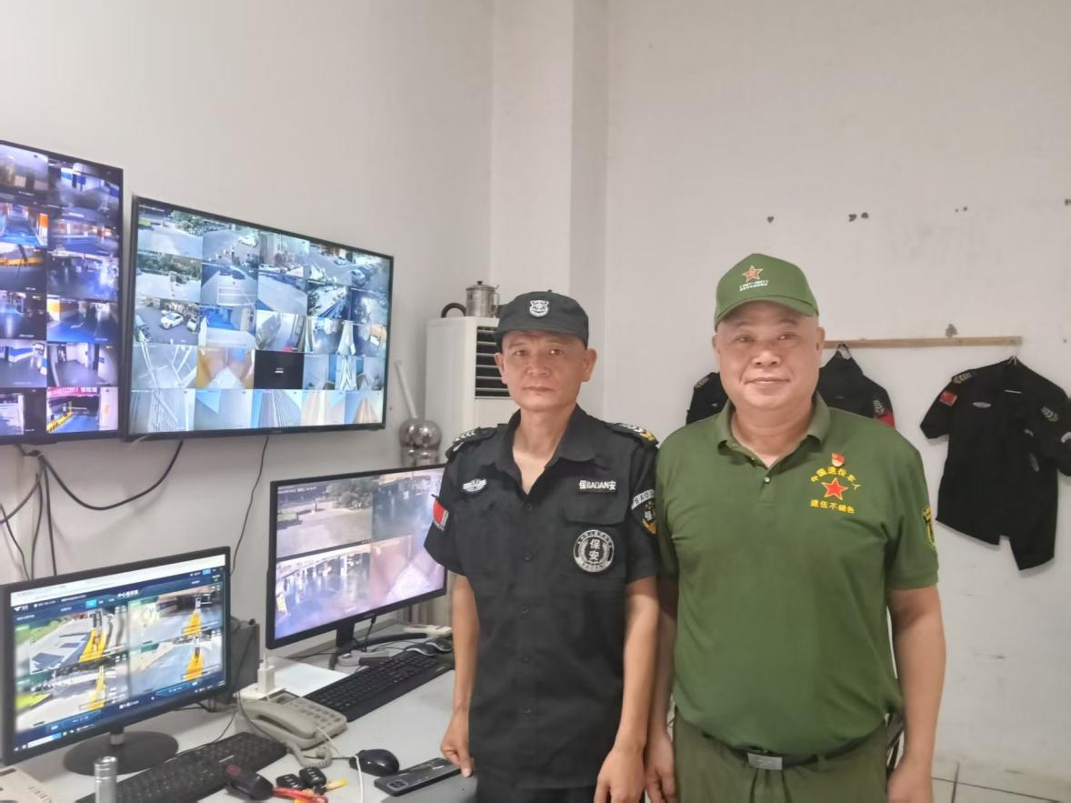 坚守榜样初心·传承雷锋精神｜退伍老兵师志伟街头急救血泊中女孩