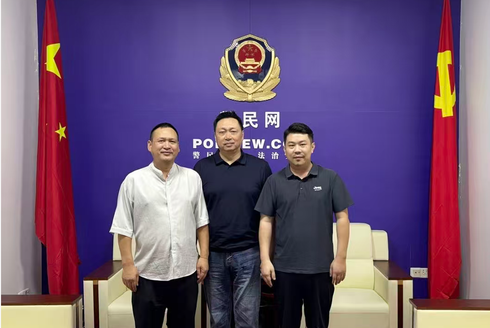 长沙市公安局原副局长谢一纲来警民网指导工作 长沙市公安局原副局长谢一纲来警民网指导工作