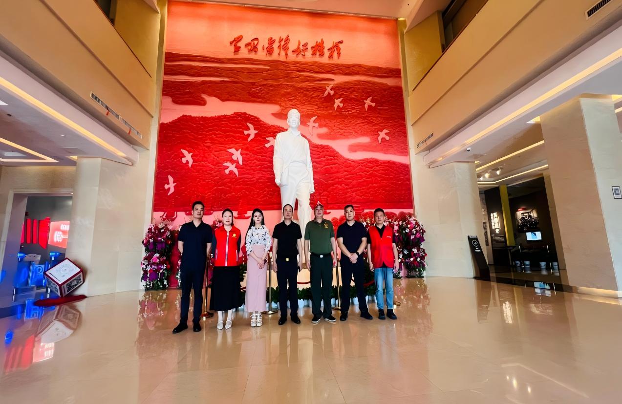 缅怀伟人赓续红色血脉 践行使命传承雷锋精神 缅怀伟人赓续红色血脉 践行使命传承雷锋精神